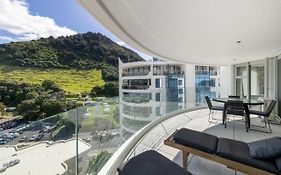 Oceanside Apartment With Iconic Views